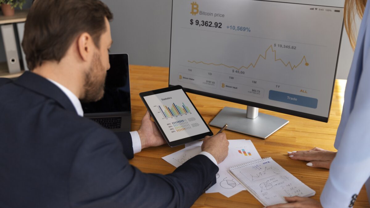 Is Your Team Falling Behind? How Corporate Leadership Training Can Fix It!